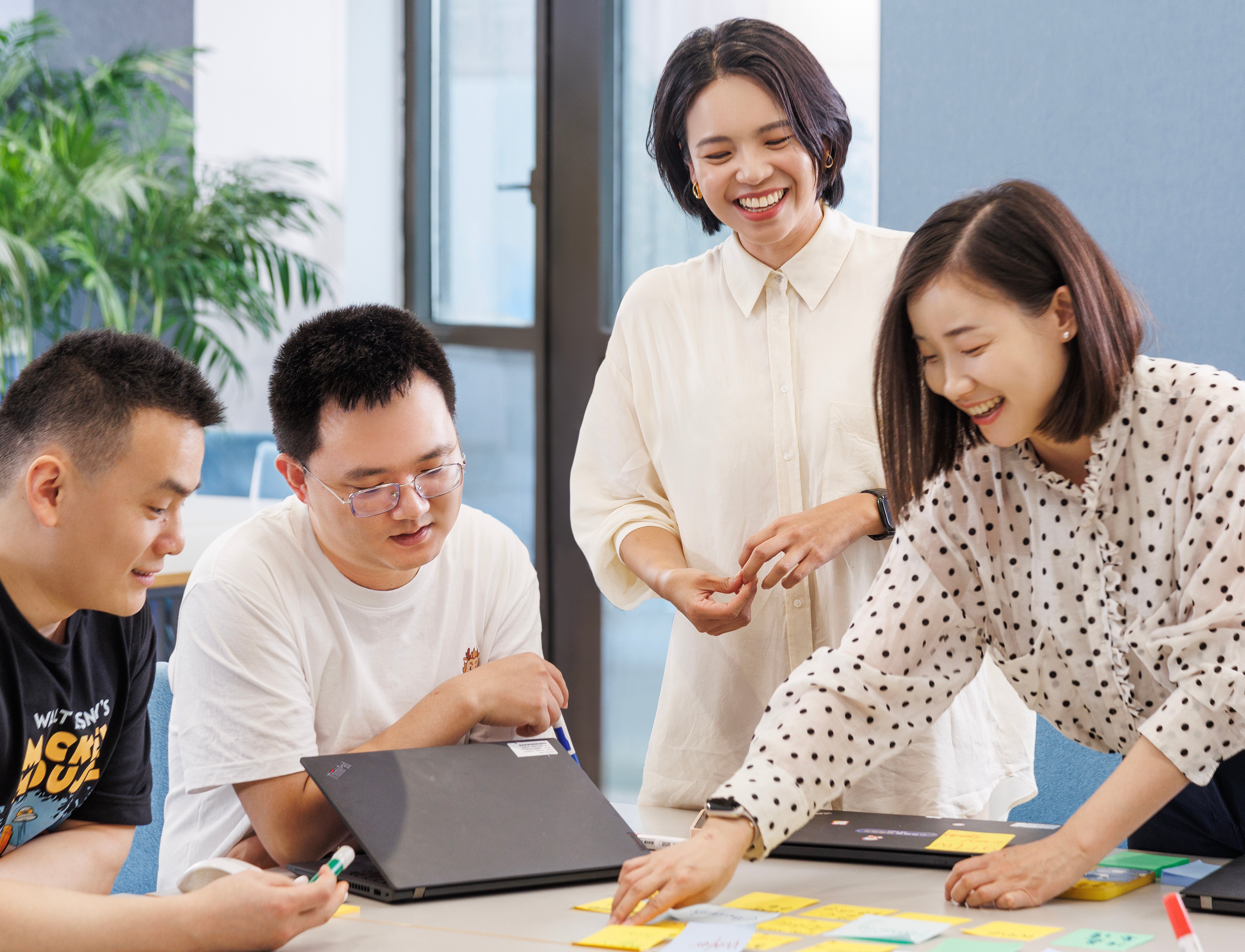 Employees collaborating using sticky notes 