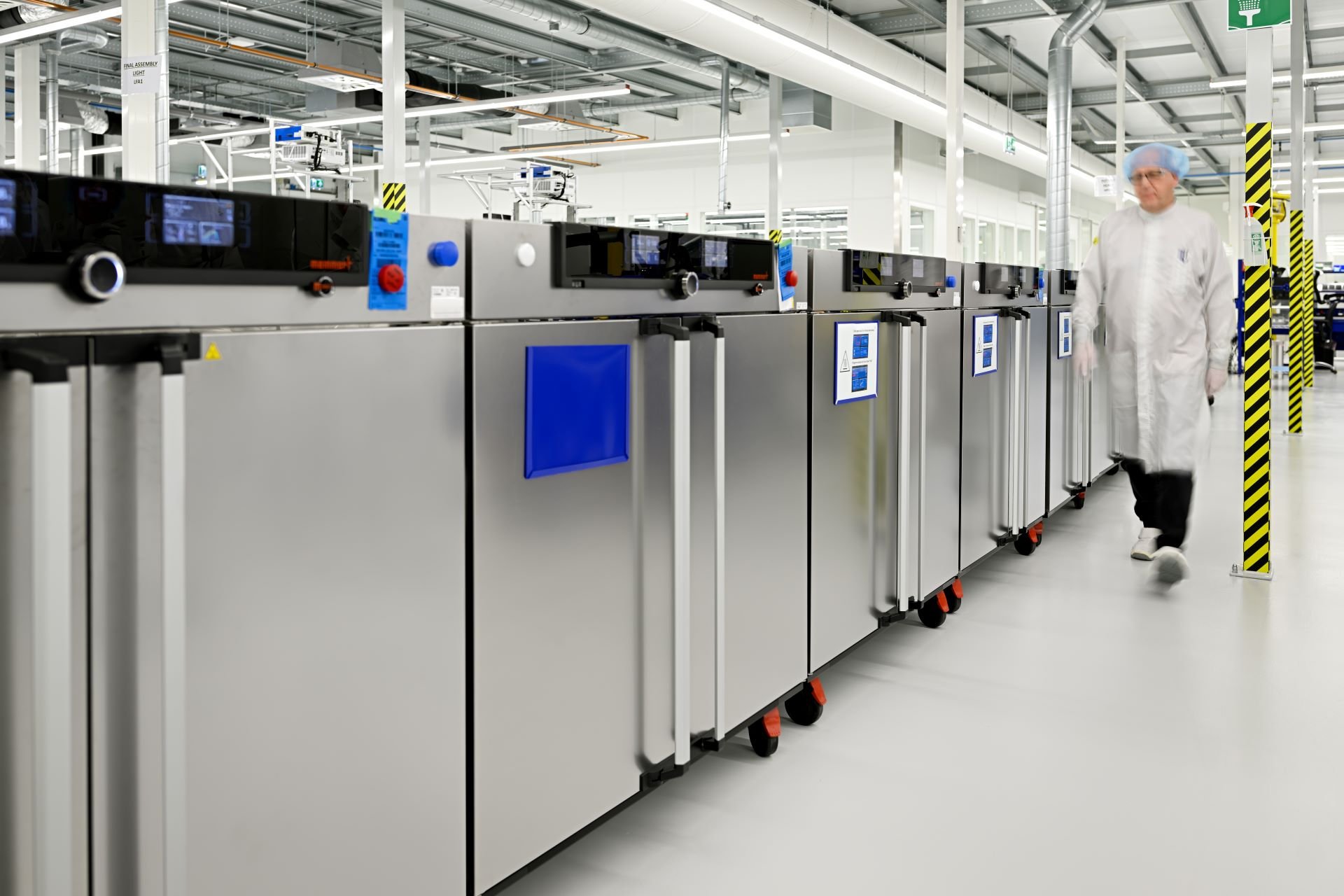 Equipment units in a cleanroom