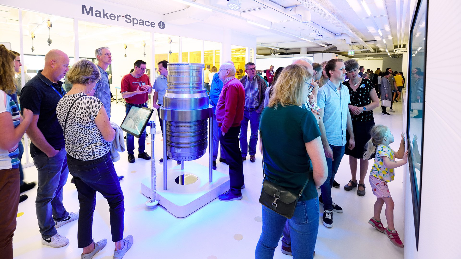 People visiting ASML's Experience Center 